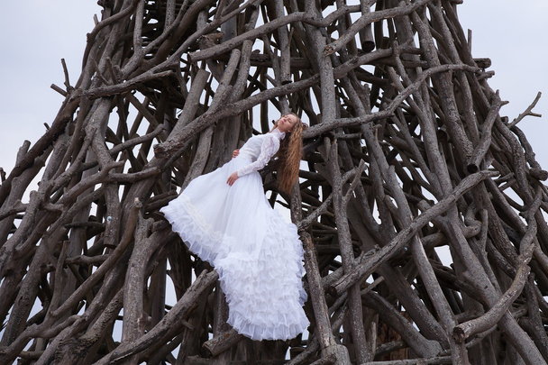 Vintage Braut hält auf hölzernen Turm. Frauen im Märchen - Foto, Bild