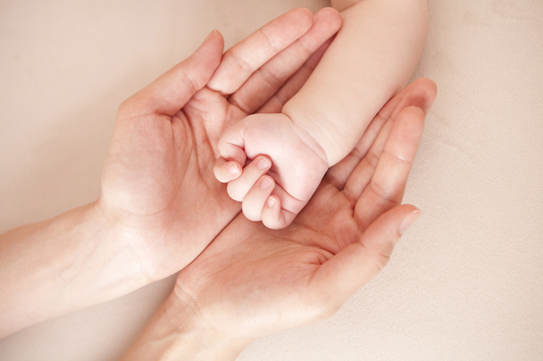 Dłoń dziecka w dłoni matki - Zdjęcie, obraz