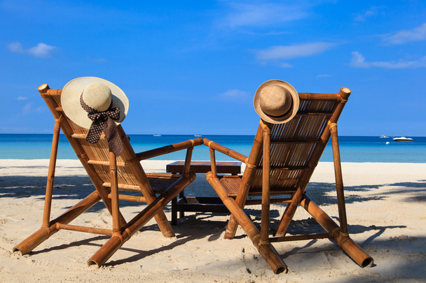 Пляжные стулья на тропическом песчаном пляже в Боракае, Филиппины
 - Фото, изображение