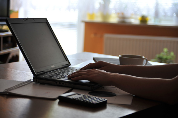 Рабочее место с открытым ноутбуком с черным экраном и бизнес-документами
 - Фото, изображение