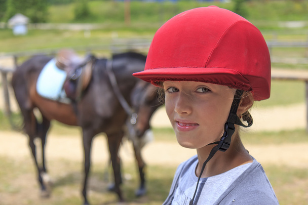 jong meisje berijden van een paard - Foto, afbeelding