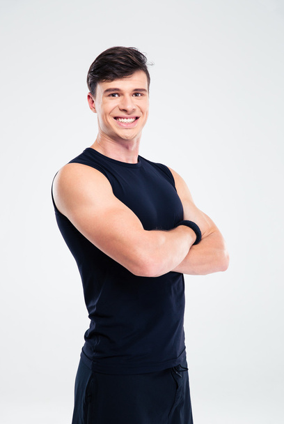 Homme sportif souriant debout avec les bras croisés
 - Photo, image