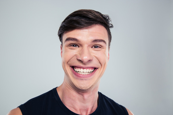 Portret van een lachende man die naar de camera kijkt - Foto, afbeelding