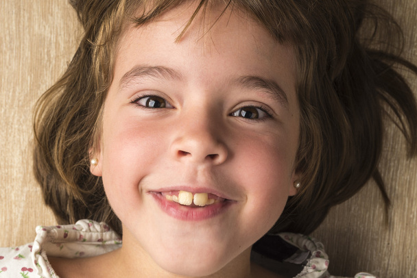 портрет маленької дівчинки, що посміхається
 - Фото, зображення