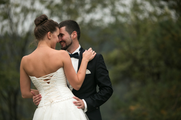 Braut und Bräutigam tanzen gemeinsam im Wald - Foto, Bild