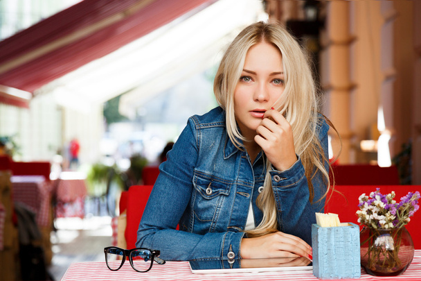 居心地の良いカフェに座っている若い女性 - 写真・画像