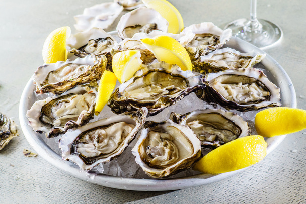 Opened Oysters with lemon - Zdjęcie, obraz