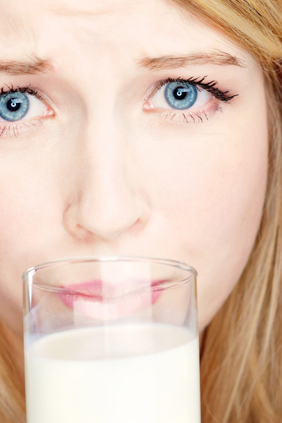Girl do not like to drink milk - Foto, afbeelding