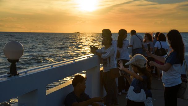 ludzie odwiedź Bangpu aby zobaczyć Seagull i zachód słońca - Zdjęcie, obraz