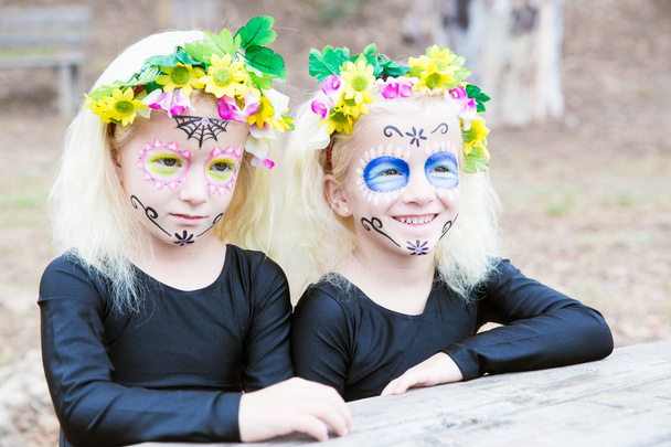 Halloween-Zwillingsschwestern lächeln - Foto, Bild