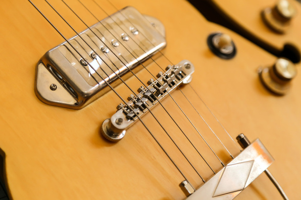 Les élingues et le corps de la guitare électrique jaune
 - Photo, image