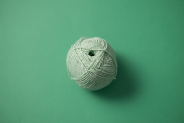Ball of String On Top of Green Surface - Valokuva, kuva