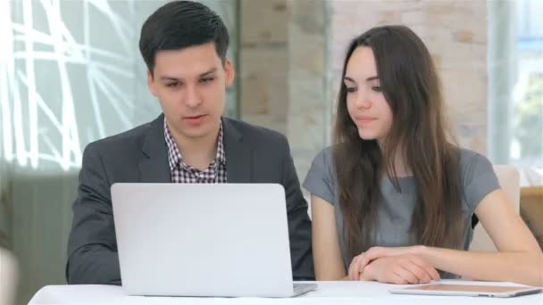 Young attractive business man and woman discussing - Footage, Video