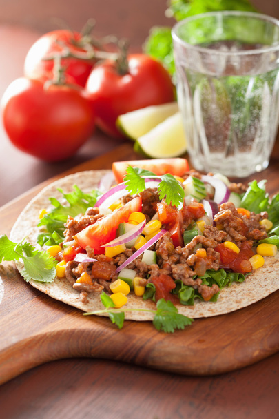 Mexicaanse taco met rundvlees tomaat salsa UI maïs - Foto, afbeelding