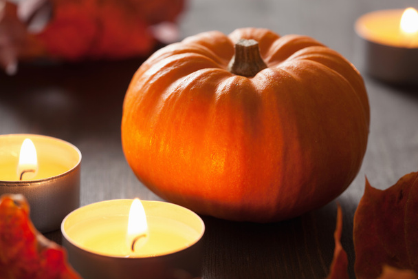 dekorativní podzimní halloween dýně a svíčky - Fotografie, Obrázek