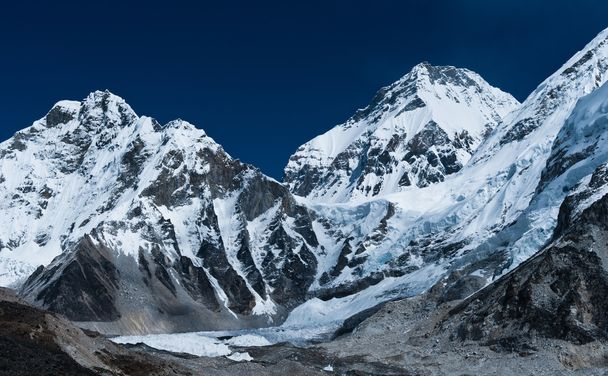 Picchi non lontano Gorak shep e campo base dell'Everest
 - Foto, immagini