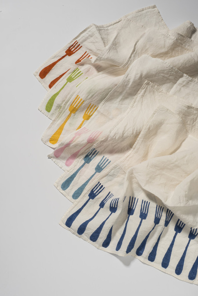 Esquinas de servilletas de mesa con patrones de tenedor de comedor coloridos en Laye
 - Foto, imagen