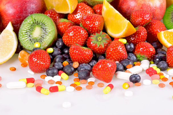 Bessen, fruit, vitaminen en voedingssupplementen - Foto, afbeelding