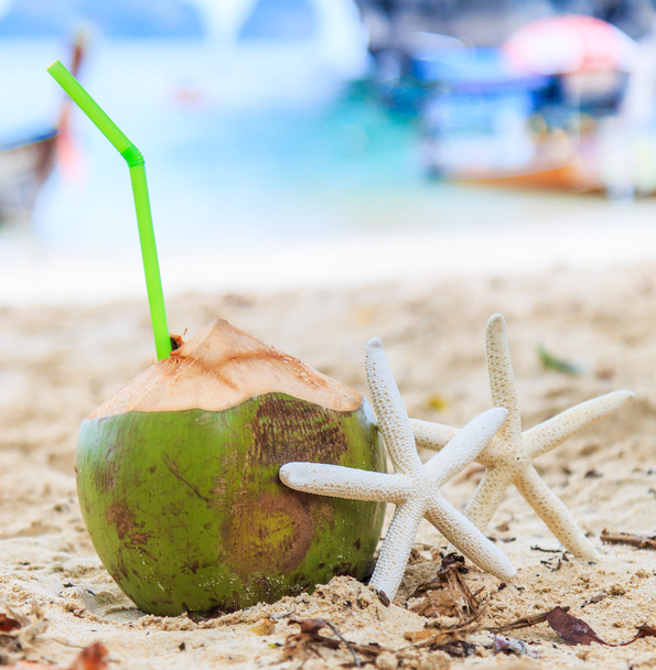 Coconut with starfish in Thailand - Foto, Bild
