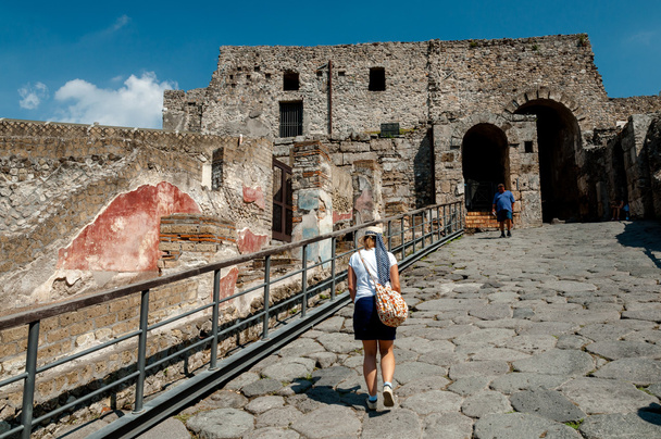 Murallas exteriores y entrada de famosas ruinas antiguas de Pompeya
, - Foto, imagen