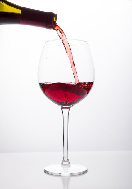 Vin rouge versé dans le verre
 - Photo, image