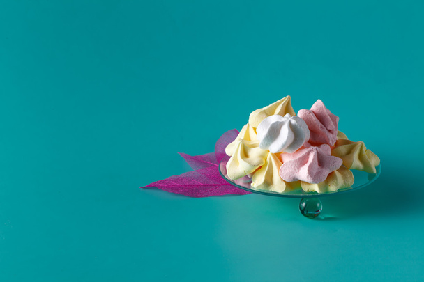 Sweet meringue, light and delicious - Foto, imagen