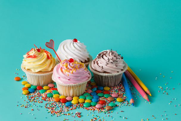 Négy színes cupcakes - Fotó, kép