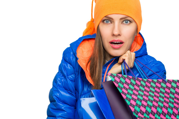 Surprised winter shopping woman - Foto, afbeelding
