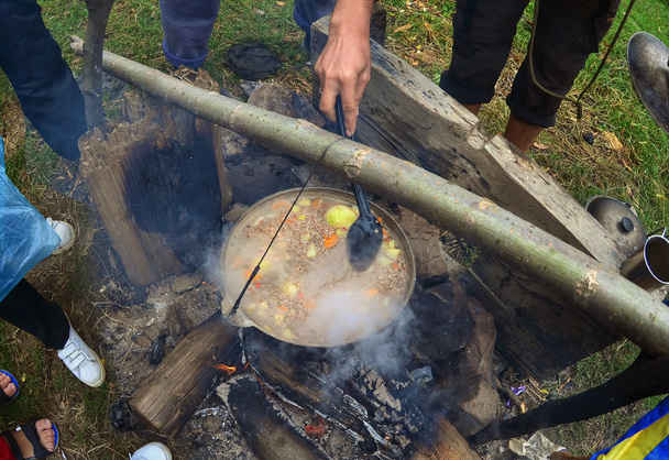 ハイキングで火のボウラーで食べる料理 - 写真・画像