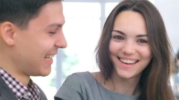 Close-up gezicht jonge aantrekkelijke zakelijke man en vrouw - Video