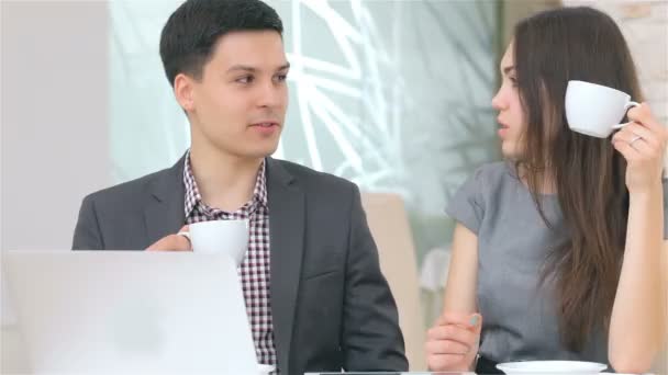 Young attractive business man and woman drink coffee - Video