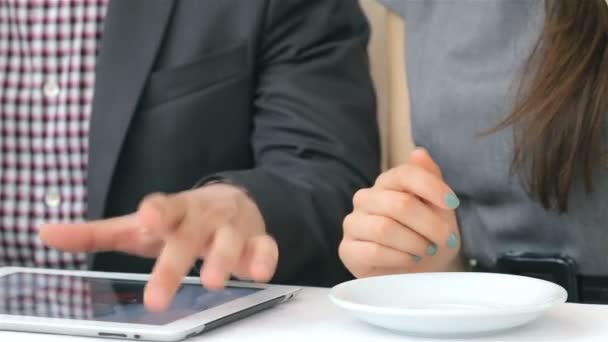 Primer plano de las manos muestran en la tableta, tazas de café
 - Metraje, vídeo