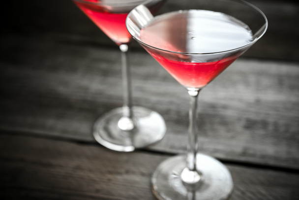 Two cosmopolitan cocktails on the wooden background - Fotoğraf, Görsel
