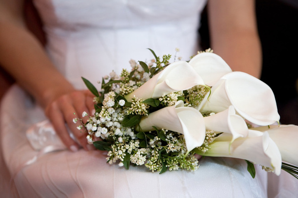 結婚式の花束を持っている花嫁 - 写真・画像
