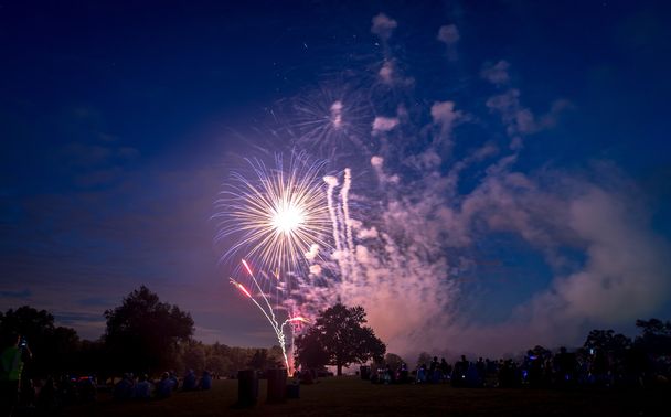 Persone che guardano fuochi d'artificio in onore del Giorno dell'Indipendenza
 - Foto, immagini