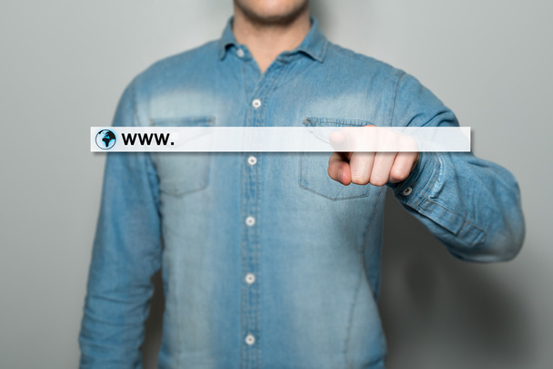 Hombre apuntando un navegador web
 - Foto, Imagen