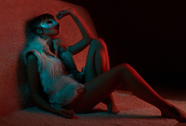 Сексуальная девушка в меховой куртке в маске
 - Фото, изображение