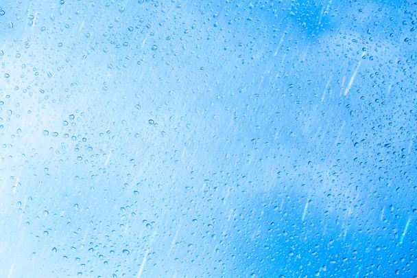 esik az eső, a háttér kék üveg. - Fotó, kép