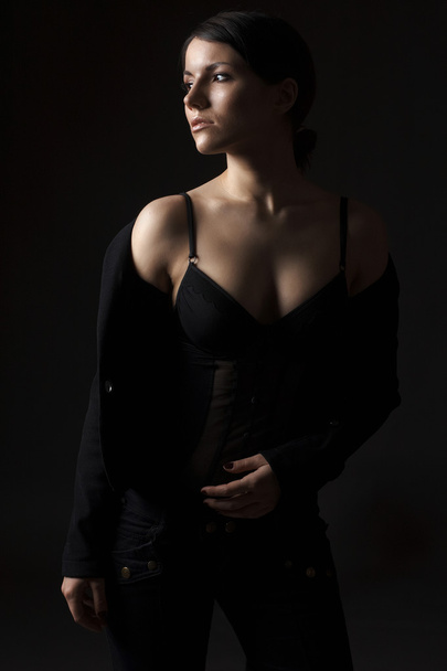 mooie sexy jonge vrouw op zwarte achtergrond - Foto, afbeelding