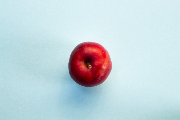 manzana roja sobre fondo azul - Foto, imagen