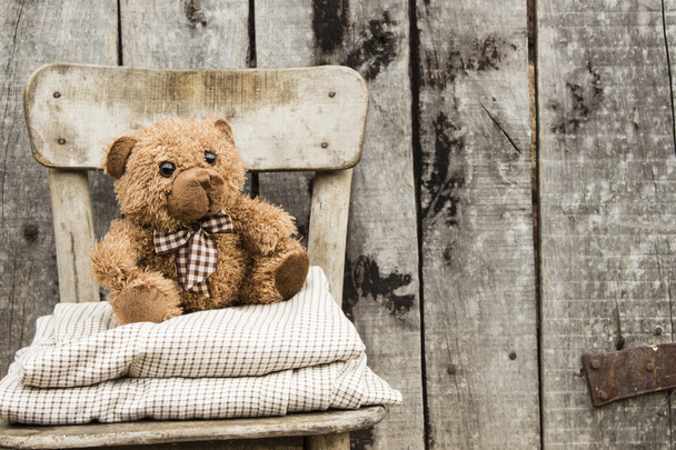 Plyšový medvěd sedící na židli - Fotografie, Obrázek