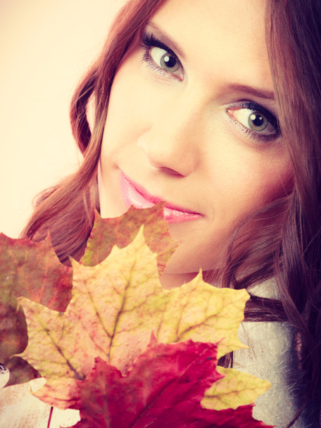 Kaunis syksyinen tyttö vaahtera lehdet kädessä
 - Valokuva, kuva