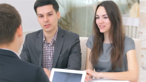 Młoda atrakcyjna para konsultuje swój projekt biznesowy - Materiał filmowy, wideo