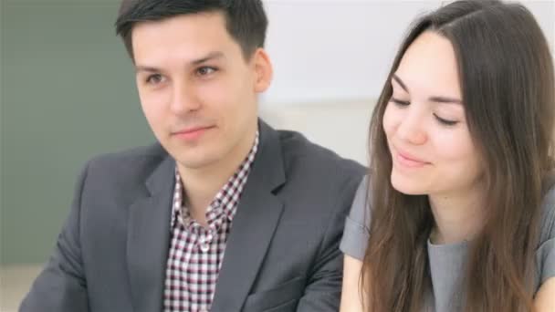 Paar raadpleegt over hun bedrijf, bij de Business Analyst - Video