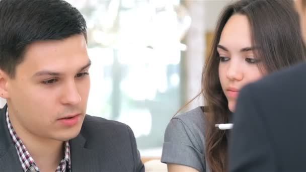 Gros plan sur le visage, jeune couple attrayant consulte au sujet de leur affaire d'affaires
 - Séquence, vidéo