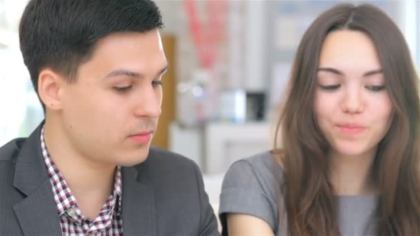 Close-up van gezicht, jonge aantrekkelijke ondernemer raadpleegt over hun bedrijfs project - Video
