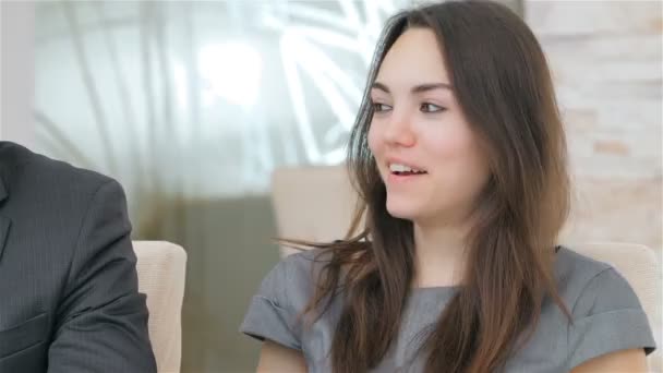 Close-up van gezicht, jonge aantrekkelijke vrouw raadpleegt over hun bedrijfs project - Video