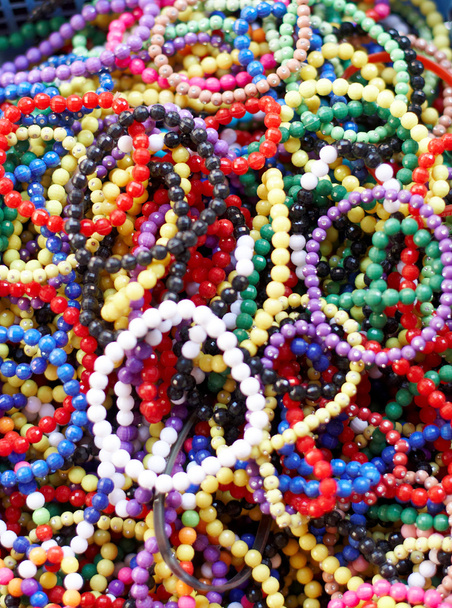 een mand vol kleurrijke kralen - Foto, afbeelding