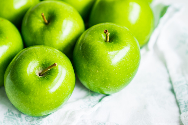 Bright green apples on white napkin - Foto, immagini