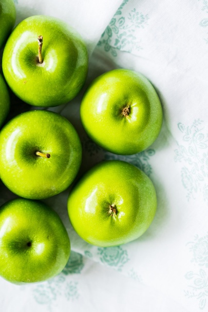 Bright green apples on white napkin - Foto, Bild